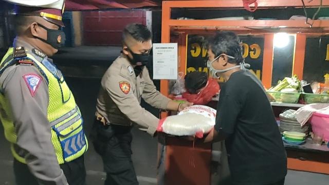bantu pedagang kaki lima dan warung akibat pandemi polda kaltim bagikan 10 ton beras dan uang tunai sebesar 1 2 juta rupiah 27365