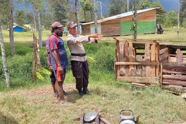 bantu pembuatan kandang ternak satgas binmas puncak bersama warga 45643