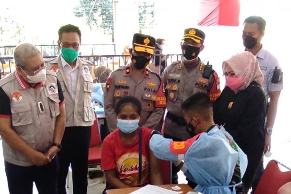 bantu pemerintah dalam penanganan covid 19 polda sulsel memvaksin sebanyak 18 603 dosis untuk masyarakat sulsel 26704