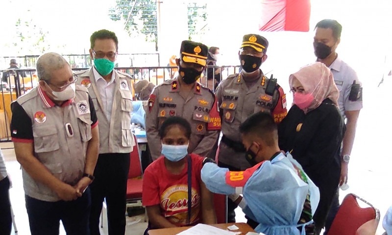 bantu pemerintah dalam penanganan covid 19 polda sulsel memvaksin sebanyak 18 603 dosis untuk masyarakat sulsel 26704