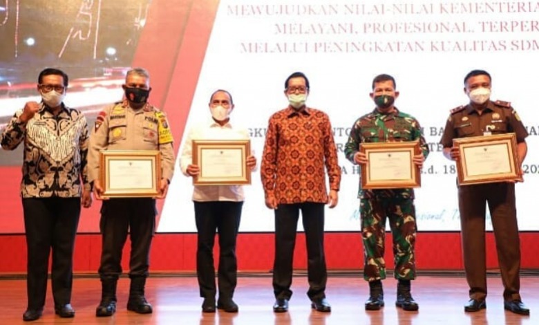 bantu selesaikan masalah agraria di sumut kementerian atr bpn berikan penghargaan kepada kapolda sumut 32687