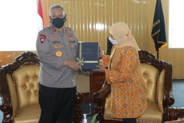 bantu tenaga vaksinator dan administrasi kapolda bengkulu apresiasi universitas bengkulu dan donasikan buku karangannya dvnh 25333