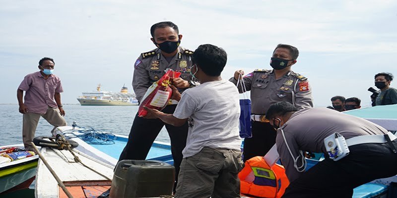 bantu warga di masa ppkm polda sulsel bagikan bansos hingga ke tengah laut 26683