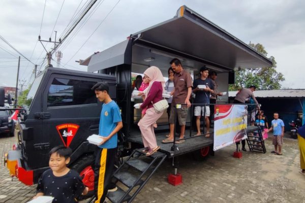 bantu warga terdampak banjir brimob lampung dirikan dapur lapangan di wilayah tanjung seneng 84579