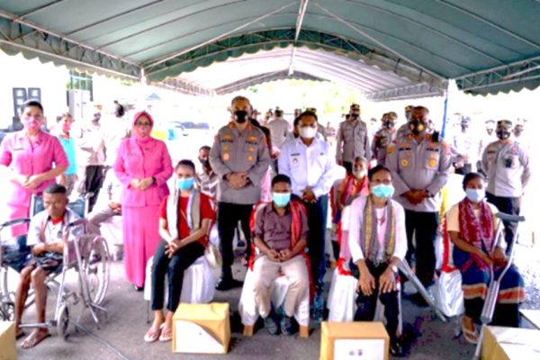 bantu warga terdampak pandemi covid 19 dan penyandang disabilitas kapolda ntt serahkan bansos di mapolres malaka 9965