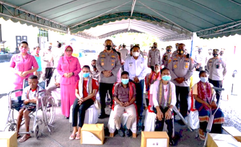 bantu warga terdampak pandemi covid 19 dan penyandang disabilitas kapolda ntt serahkan bansos di mapolres malaka 9965