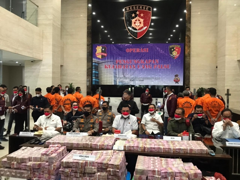 bareskrim polri berhasil bongkar kasus peredaran uang rupiah dolar palsu dari 2 jaringan 21162