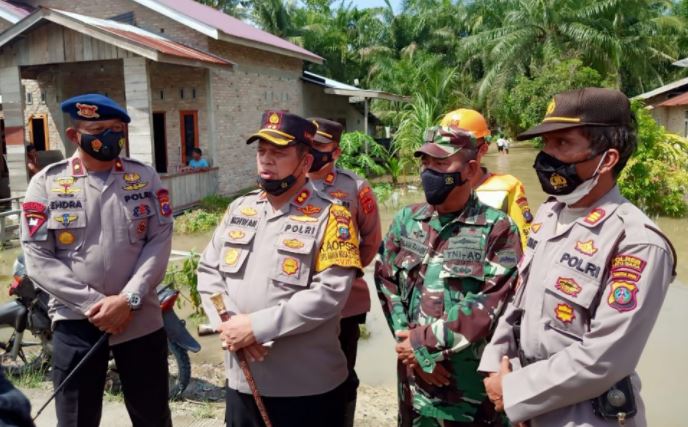 batalyon b pelopor brimob sumut bantu evakuasi dan salurkan bantuan korban banjir 9490