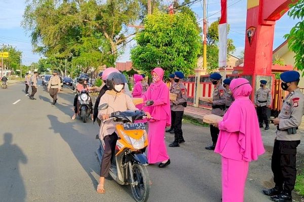 batalyon c pelopor satbrimob polda sulsel bagikan takjil ke pengendara roda dua 45629