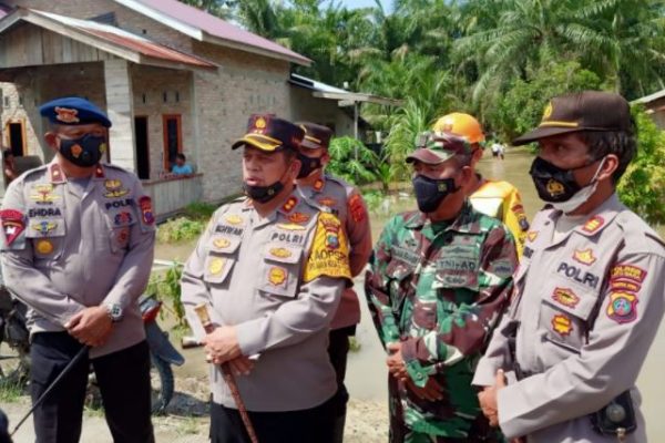 battalion b pioneer of north sumatra mobile brigade assists evacuation and distributes aid for flood victims 41417