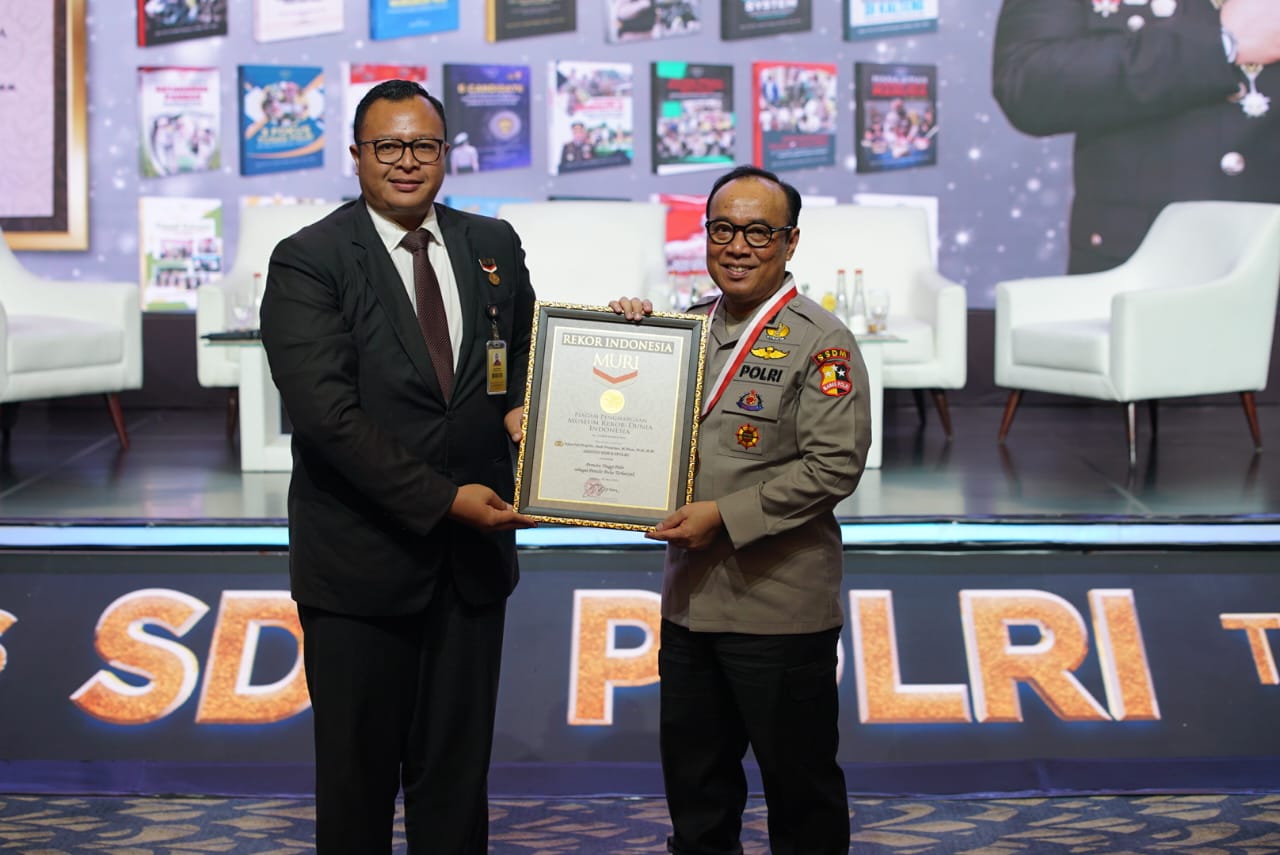 bedah buku as sdm pol meritokrasi jabatan fungsional di lingkungan polri guna mewujudkan sdm unggul mendapat apresiasi tinggi para pembicara 74584