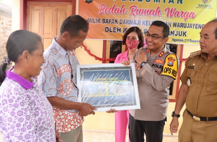 bedah rumah warga kurang mampu kapolres nganjuk serahkan kunci kepada bapak darmadji 52841