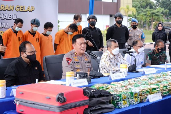 belum 1 bulan bertugas di riau kapolda riau ungkap 80 kg sabu dan amankan 11 tersangka 22922