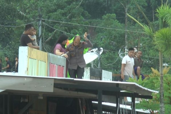bencana banjir bandang aksi heroik perwira polri di ntb selamatkan ibu hamil dari banjir 25324