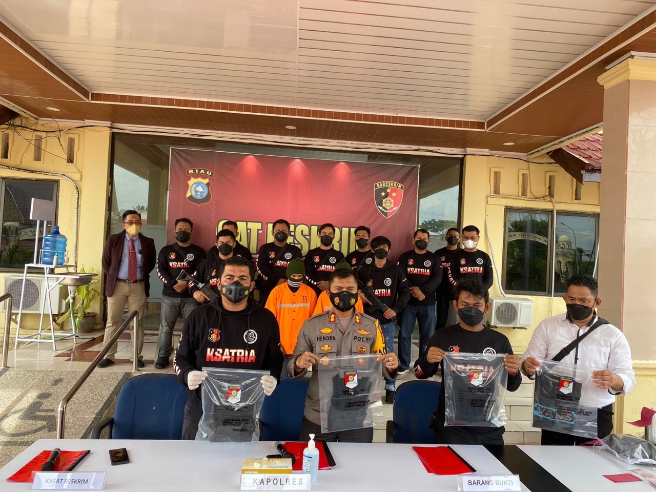 bengkalis resort police s criminal investigation unit arrested three gangs of atm burglars with card jam mode 43565