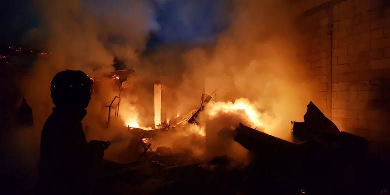 bengkel motor terbakar satu orang tewas terjebak kobaran api di depok 58346