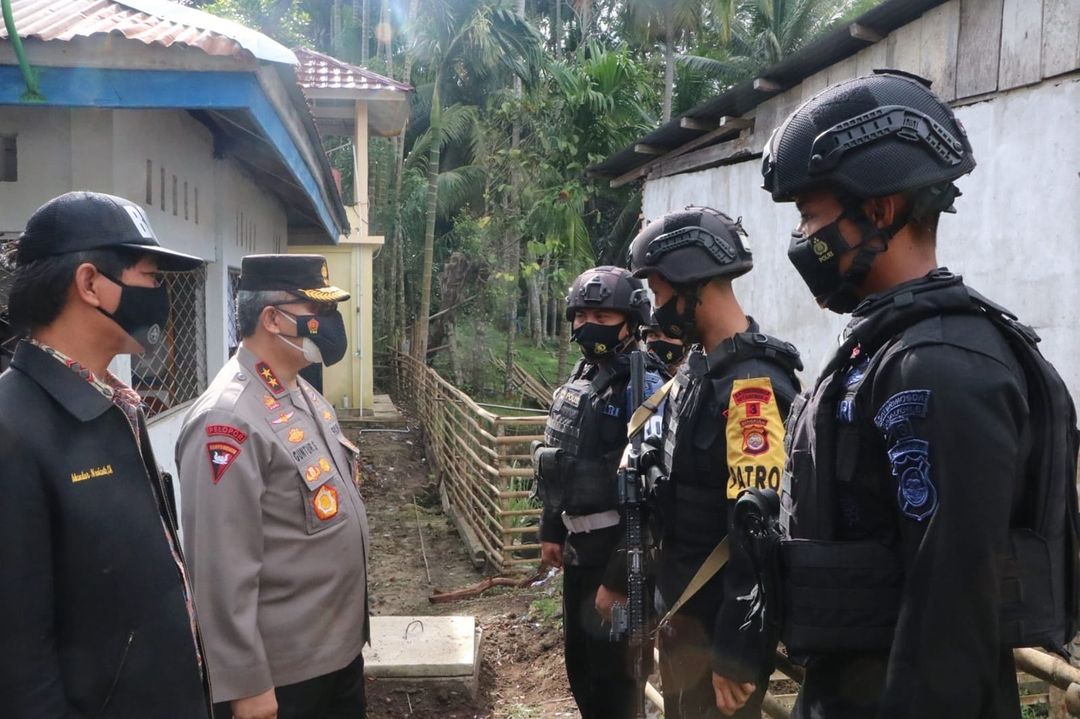 bengkulu regional police chief together with the bengkulu governor carry out a work visit in kaur district 41128