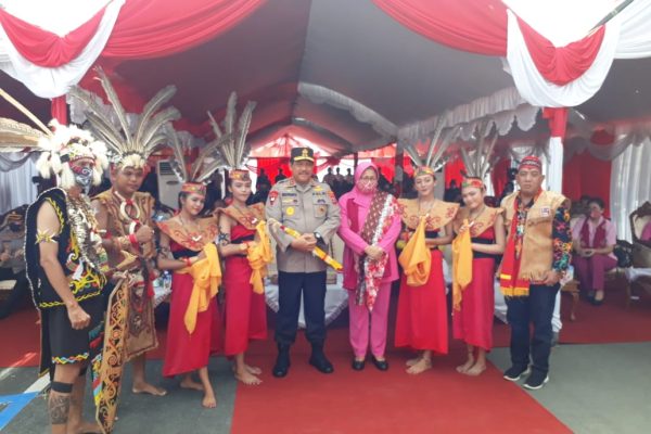 bentuk apresiasi kapolda kalsel terima hadiah mandau dayak dari ketua dad kotabaru 45185