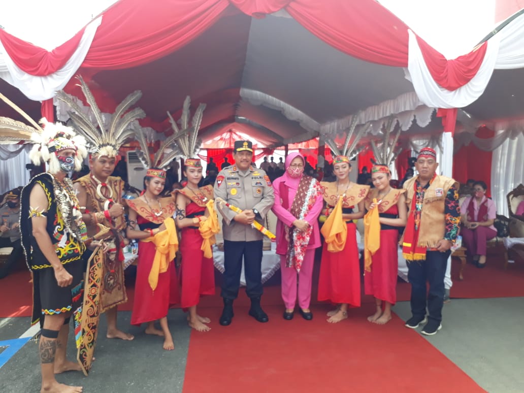 bentuk apresiasi kapolda kalsel terima hadiah mandau dayak dari ketua dad kotabaru 45185