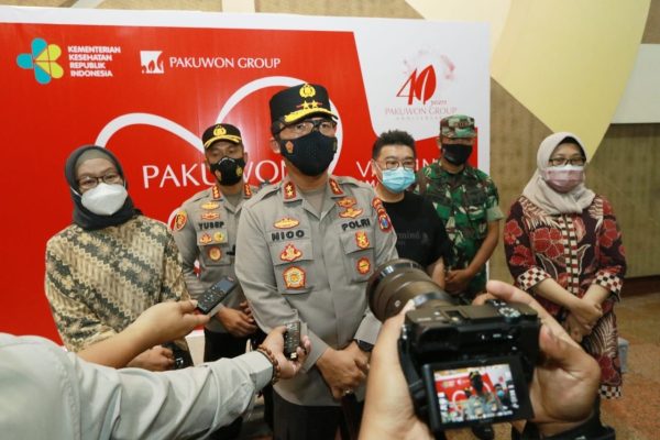 bentuk herd immunity kapolda jatim lakukan vaksinasi massal 23168