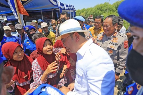bentuk kepedulian kepada masyarakat kapolda jabar bersama gubernur jabar melaksanakan baksos berupa pembagian sembako 49775