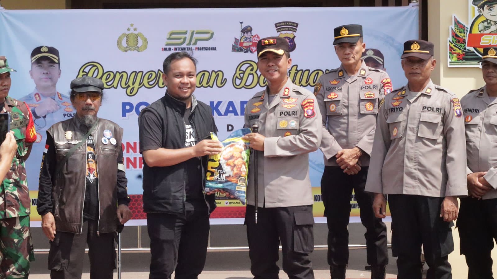 bentuk kepedulian polres kapuas serahkan bantuan kepada pondok mitra gerakan infaq beras kapuas 63836