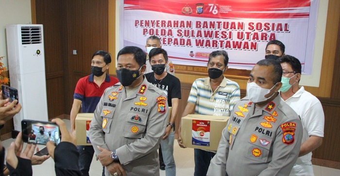 bentuk kepedulian polri kapolda sulut bagikan bansos kepada wartawan yang terdampak pandemi covid 19 26879