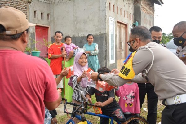 bentuk kepedulian polri kepada masyarakat yang terdampak banjir di banten 21146