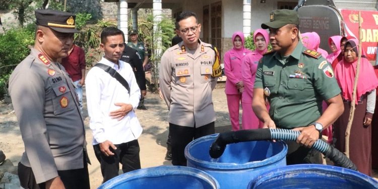 bentuk kepedulian terhadap masyarakat polres ponorogo bantu salurkan air bersih pada warga terdampak el nino 65310