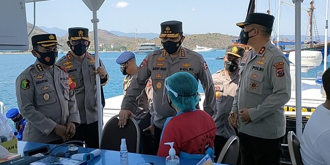 bentuk pelayanan terhadap masyarakat nelayan di kepulauan wakapolri apresiasi pelaksanaan vaksinasi terapung polda ntt 9525