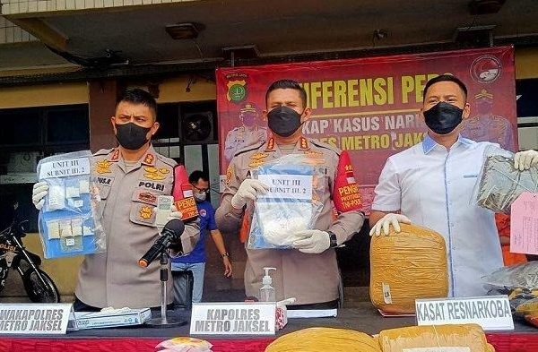 berantas narkoba polisi berhasil ringkus lima tersangka pengedar narkoba di jakarta 28790