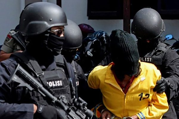 berantas terorisme densus 88 antiteror polri tangkap terduga teroris di cikarang 30923
