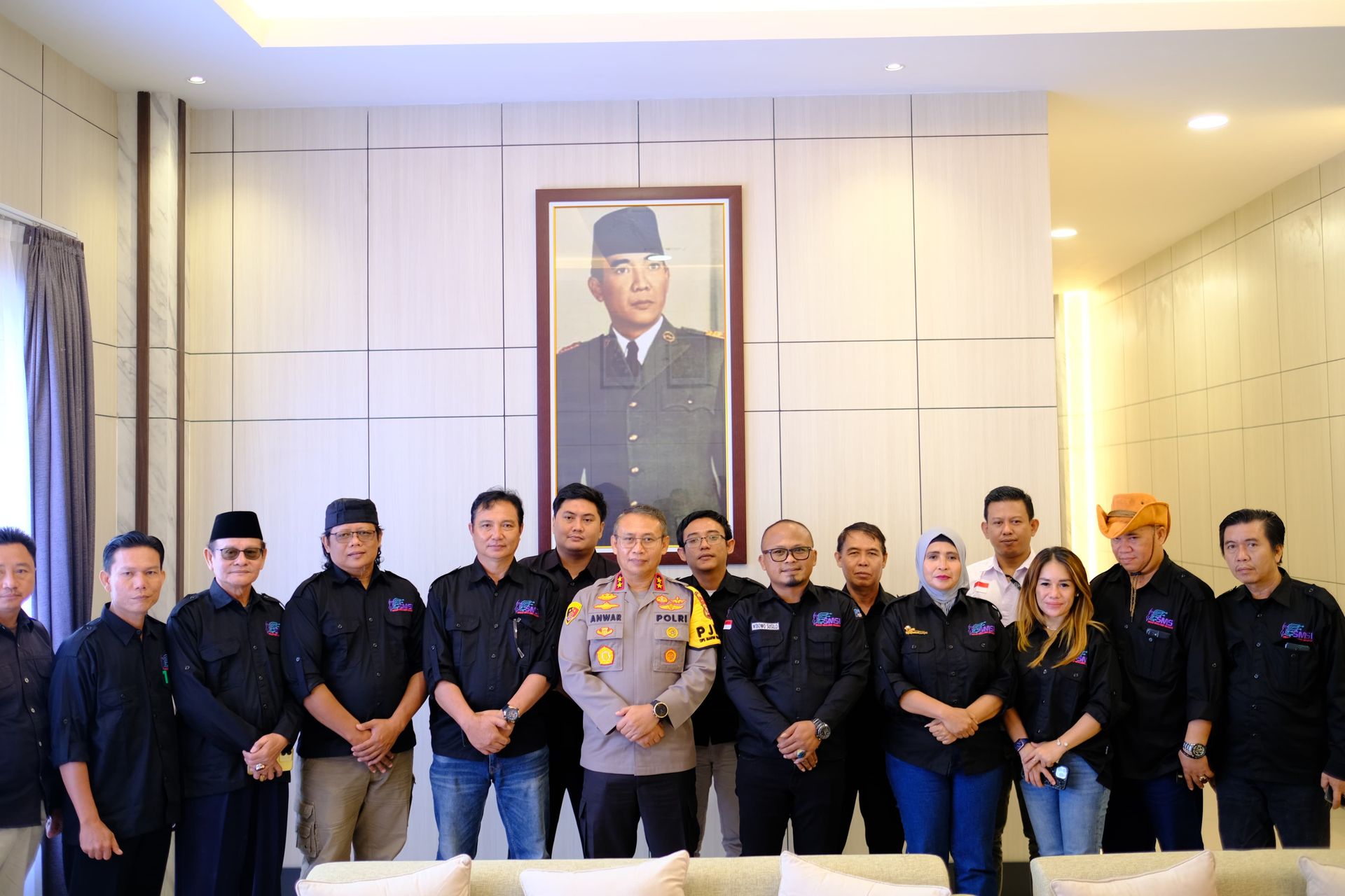 berdedikasi dalam perkembangan pers kapolda bengkulu terima anugerah sahabat pers dari smsi 78648