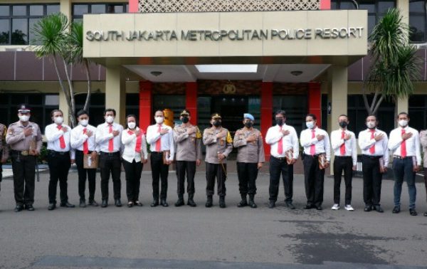 berdedikasi tinggi kapolres metro jaksel beri penghargaan kepada 21 personel polri dan 1 security 46109