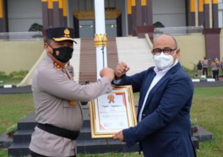berhasil berantas narkoba kapolda riau terima penghargaan dari managemen media online 30869