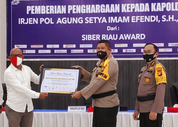 berhasil cegah karhutlah kapolda riau terima penghargaan siber riau award 2020 33184