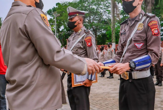 berhasil selamatkan seorang perempuan yang hendak bunuh diri di jembatan kapuas 2 anggota polresta pontianak diberi penghargaan 47408