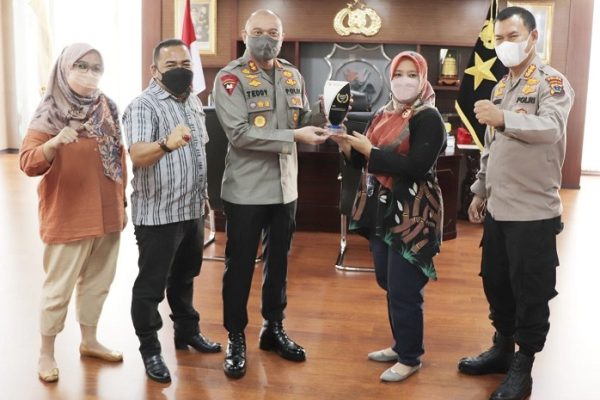 berhasil sukseskan sumdarsin kapolda sumbar dianugerahi tokoh keterbukaan informasi publik oleh kisb 25371