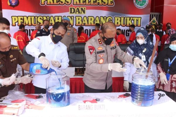 berhasil ungkap 17 kasus narkoba dalam 1 bulan kapolda kalteng musnahkan 19 kg sabu 23023