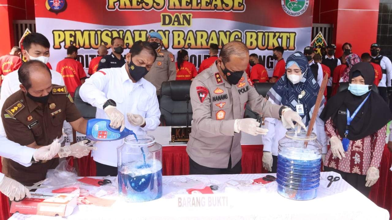 berhasil ungkap 17 kasus narkoba dalam 1 bulan kapolda kalteng musnahkan 19 kg sabu 23023