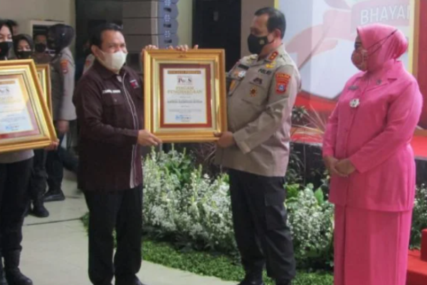 berhasil ungkap dan tangani kasus anak sebanyak 2 002 kasus dalam kurun waktu 6 bulan polda kalsel terima penghargaan dari muri 25345