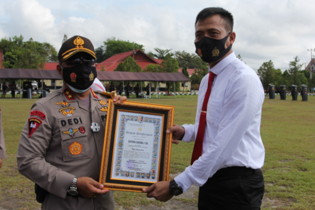 berhasil ungkap kasus penyalahgunaan narkoba kapolda kalteng beri penghargaan kepada 7 personel polres gumas 35077