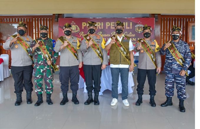 beri bansos kepada kades lurah babinsa bhabinkamtibmas dan babinpotdirga gubernur apresiasi kapolda ntb 26590