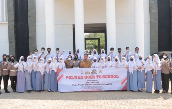 beri pengetahuan dan edukasi polwan polda lampung gelar polwan goes to school 48828
