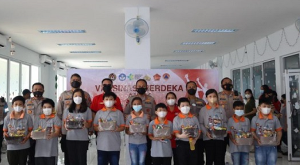 beri semangat kepada pelajar kapolda babel kejar target vaksinasi merdeka anak usia 6 11 tahun 22855
