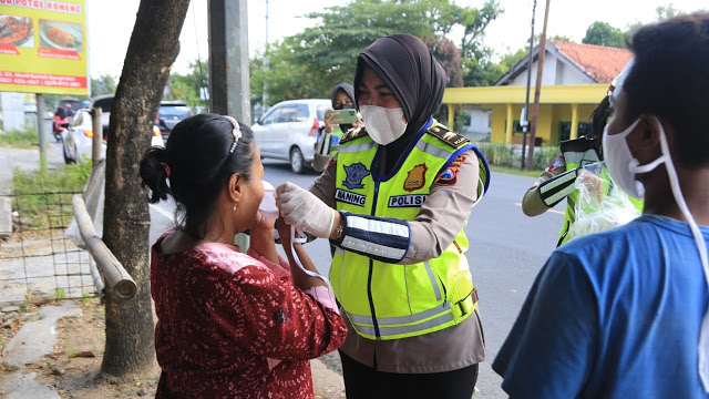 berikan masker dan sembako sembari edukasi masyarakat di bangkalan srikandi polda jatim ikut dikerahkan 9279