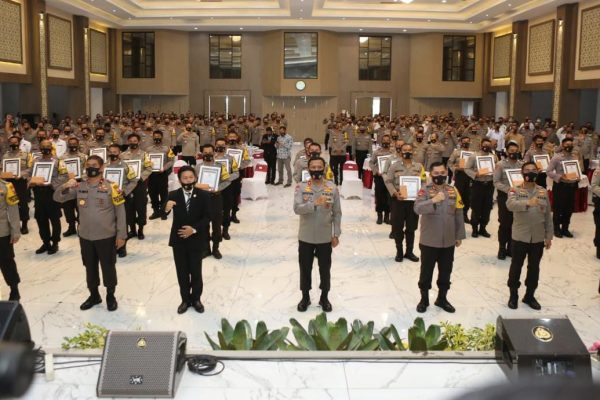 berikan penghargaan kapolda jatim apresiasi bhabinkamtibmas dalam upaya penanganan covid 19 34862