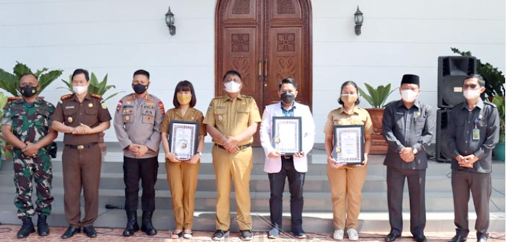 berjasa menekan angka covid 19 tiga dokter di tana toraja terima penghargaan dari kapolda sulsel 25097