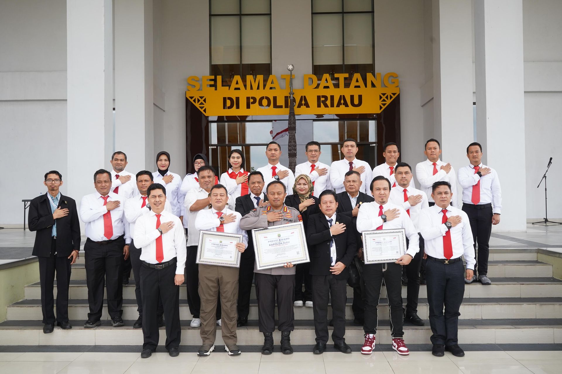 berkinerja gemilang polda riau terima presisi award dari lemkapi 77150