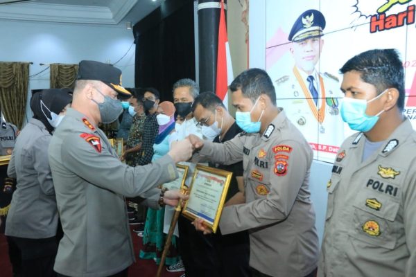 berkontribusi dalam pemberitaan polri kapolda sumbar beri penghargaan kepada personil bidhumas dan 3 polres 21042